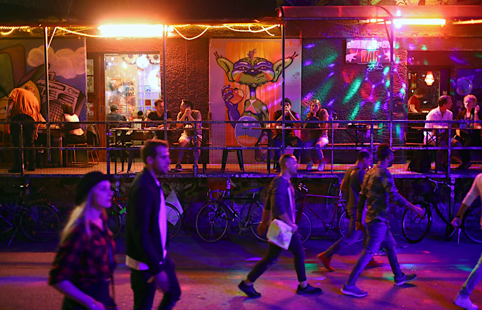 Im Gebiet um RAW-Gelände und die Kottbusser Brücke in Friedrichshain gibt es Party rund um die Uhr.