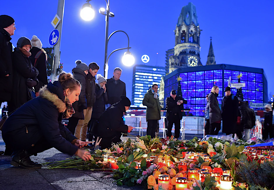 Menschen legen zwei Tage nach dem Anschlag am Breitscheidplatz Blumen nieder und zündeten Kerzen für die Opfer an.