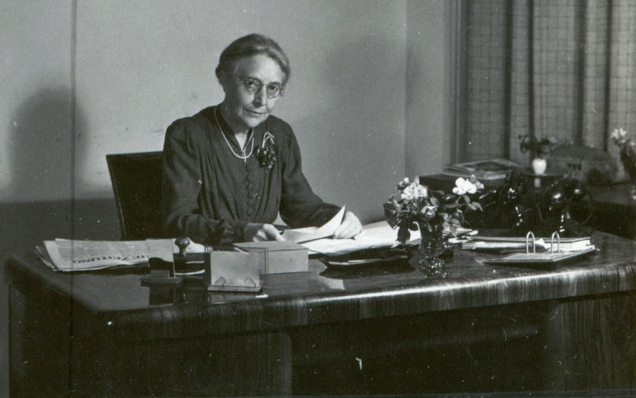 Louise Schroeder an ihrem Schreibtisch.