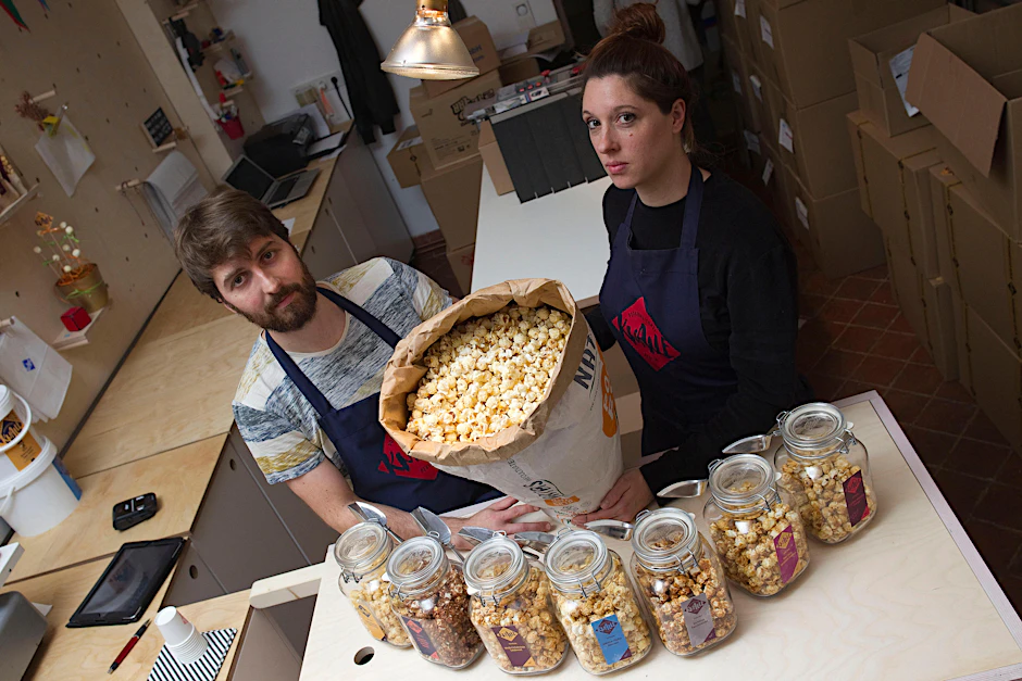 Bitte probieren: André Göbel und Lucie Krautien mit einer Auswahl ihrer ungewöhnlichen Popcornsorten.