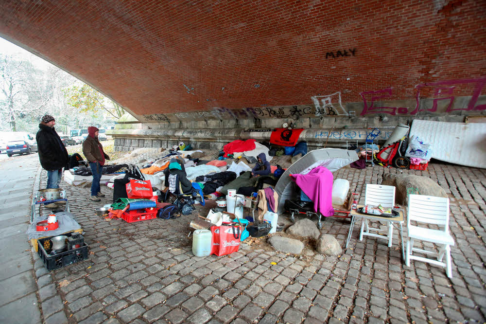 Obdachlose unter einer Brücke.