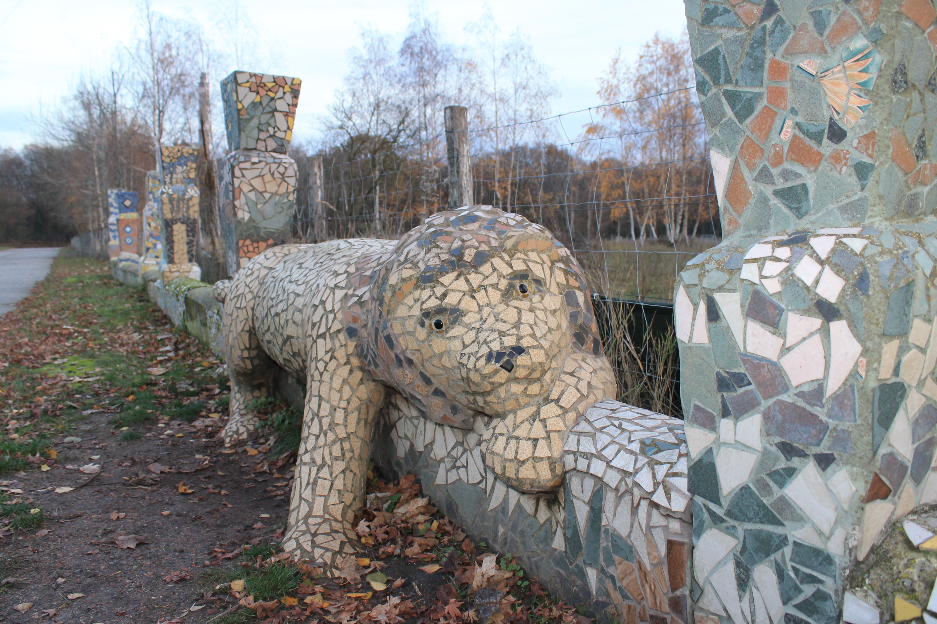 Ein Mosaik-Löwe wurde in die kunstvolle Mauer mit eingearbeitet.