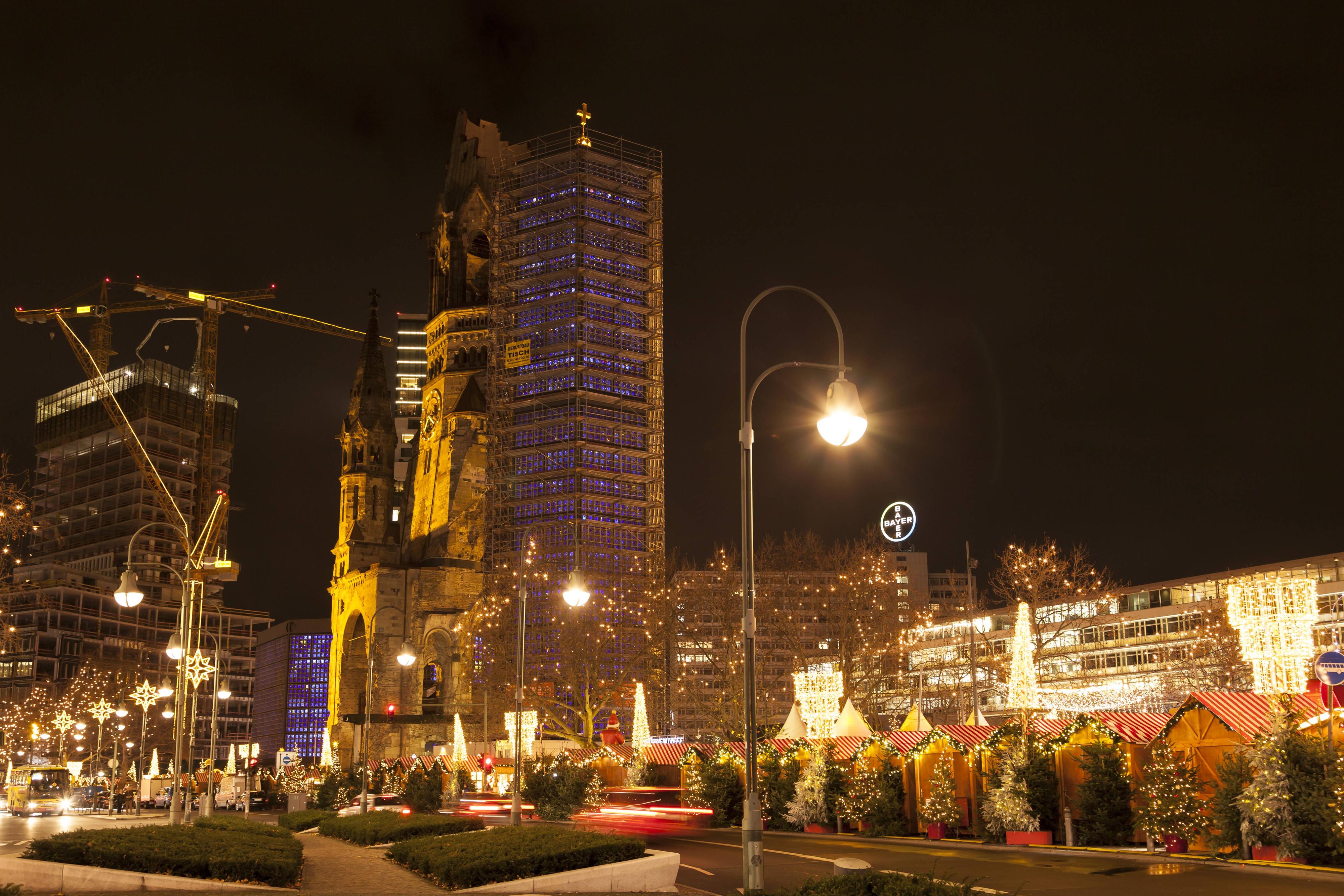 Der Weihnachtsmarkt an der Gedächtniskirche am Kurfürstendamm in Berlin-Charlottenburg.