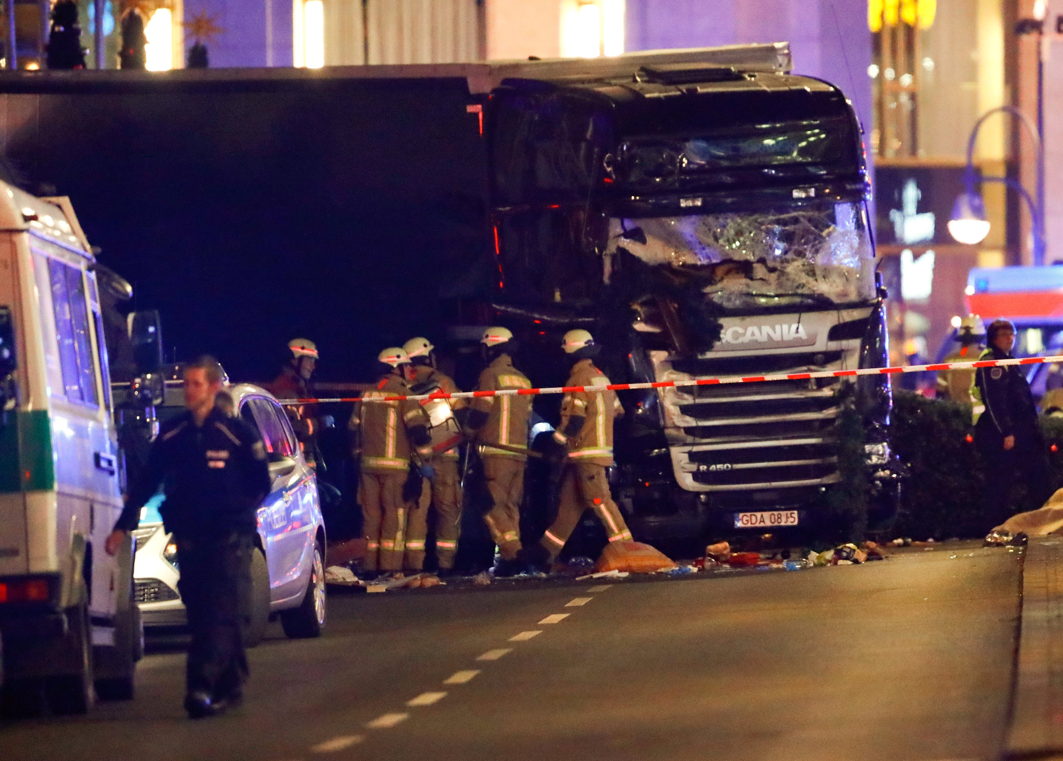 Auf einen Weihnachtsmarkt in Berlin ist am Montagabend nach Polizeiangaben vermutlich ein Anschlag mit einem Lastwagen verübt worden. Bei dem Anschlag am Breitscheidplatz sind nach Angaben der Polizei mindestens neun Menschen getötet worden.
