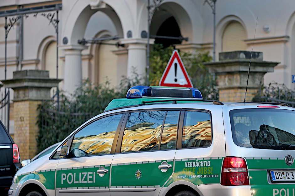 Polizei vor dem Wohnhaus des sächsischen Justizministers Sebastian Gemkow (CDU) in Leipzig