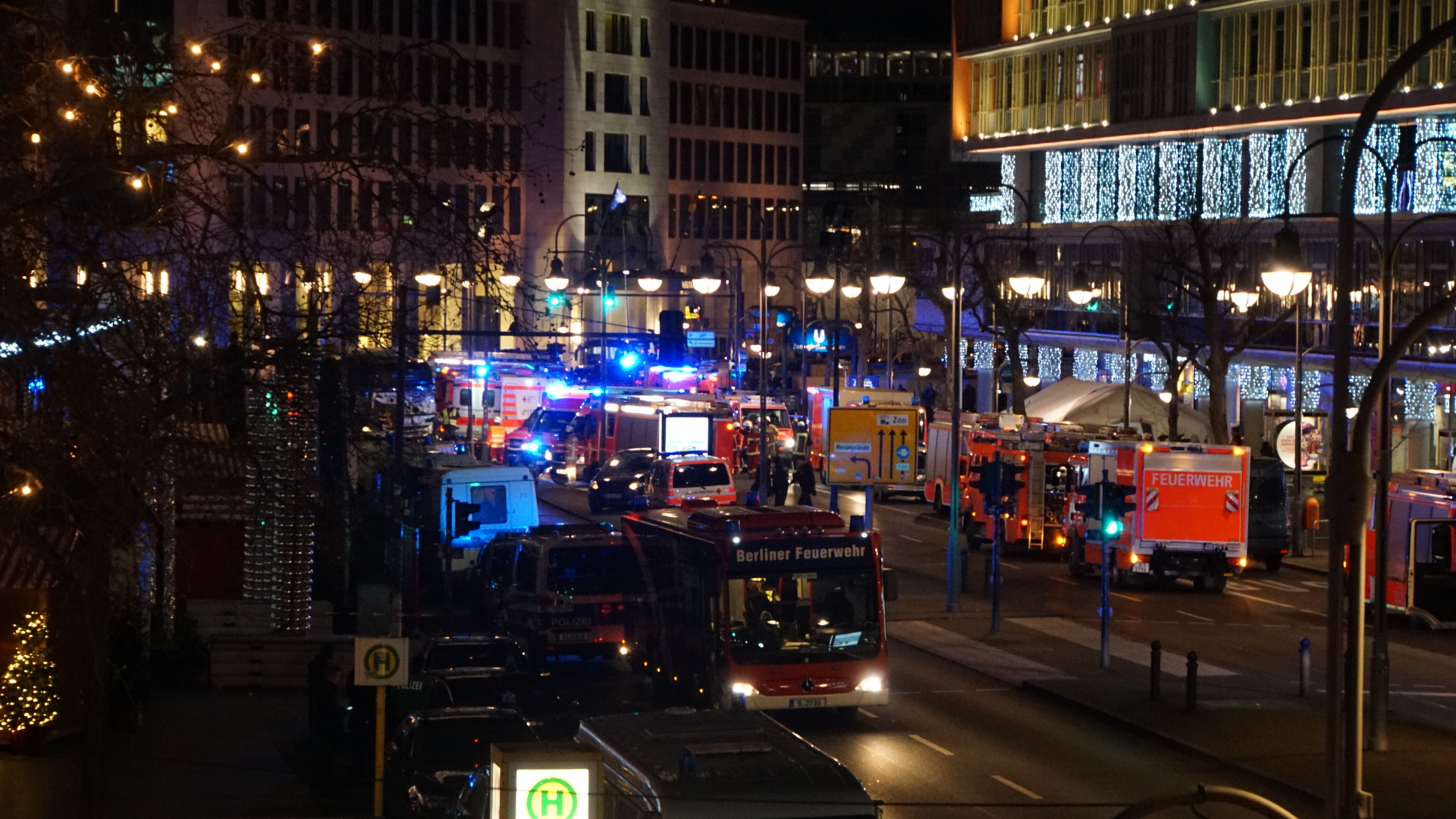 Blick in die Budapester Straße nachdem ein Lkw in den Weihnachtsmarkt am Breitscheidplatz fuhr (19.12.2016)