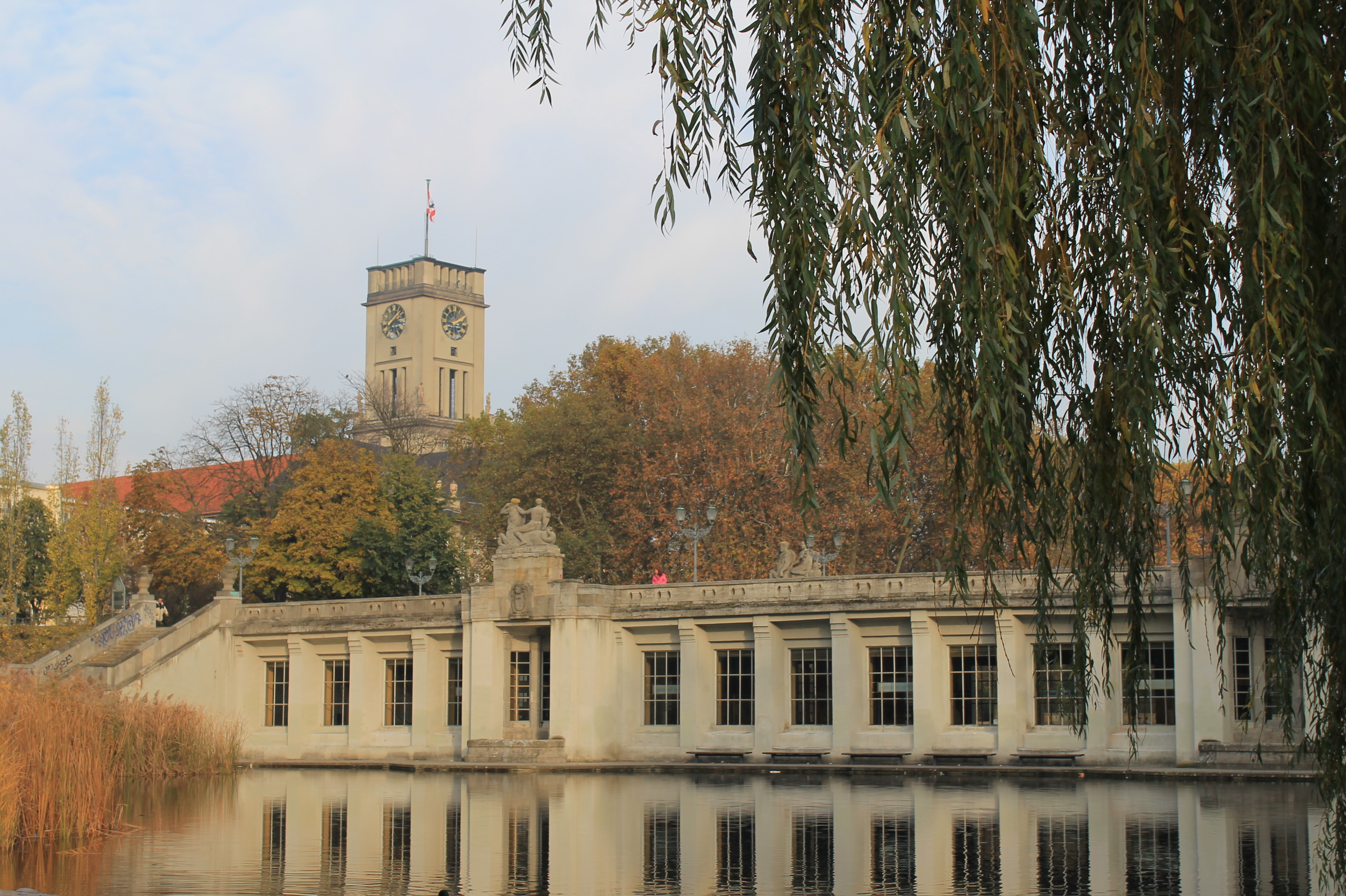 Teich im Rudolph-Wilde-Park in Schöneberg mit Blick auf das Rathaus und die U-Bahnstation.