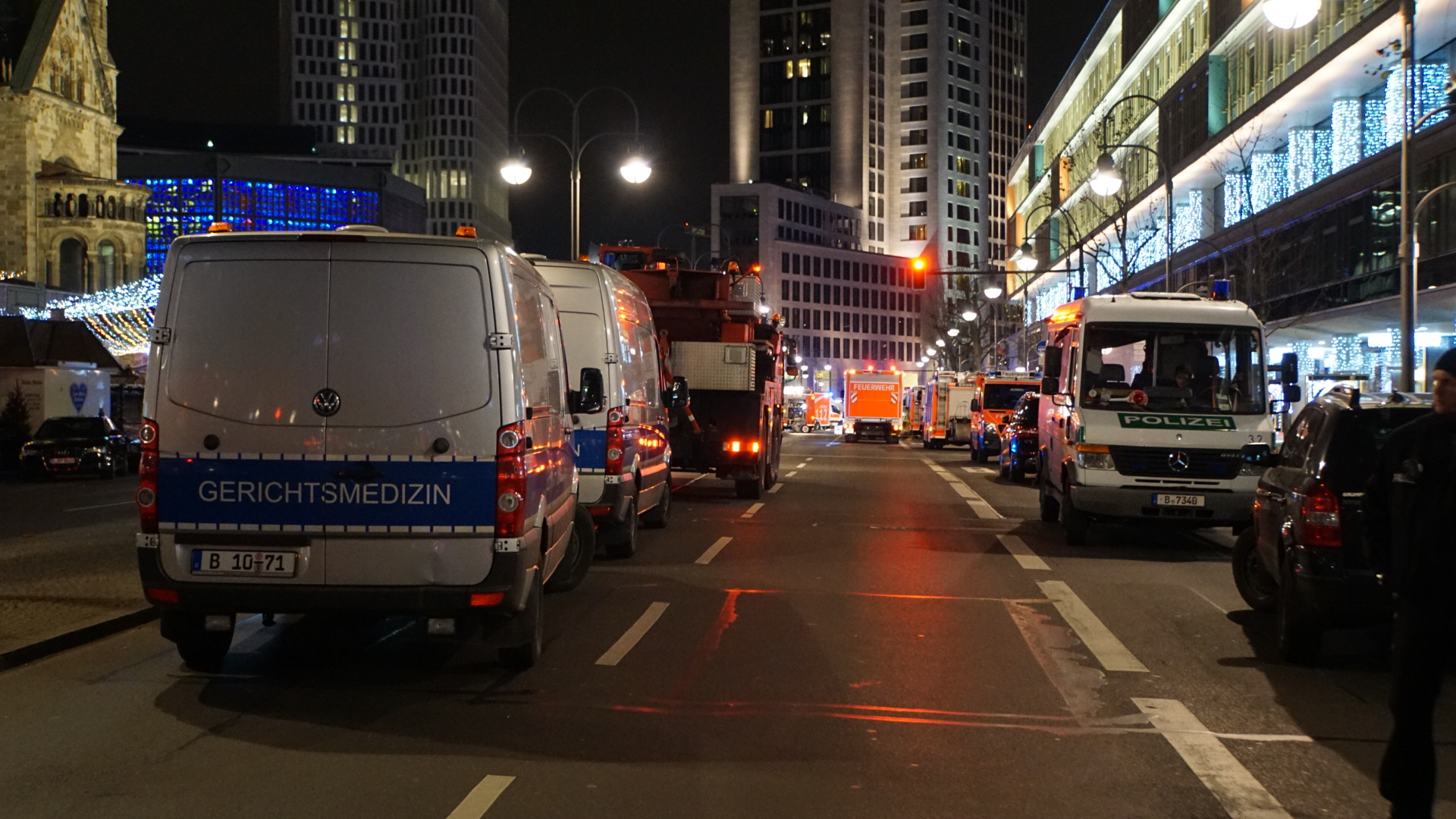 Blick in die Budapester Straße nachdem ein Lkw in den Weihnachtsmarkt am Breitscheidplatz fuhr (19.12.2016)