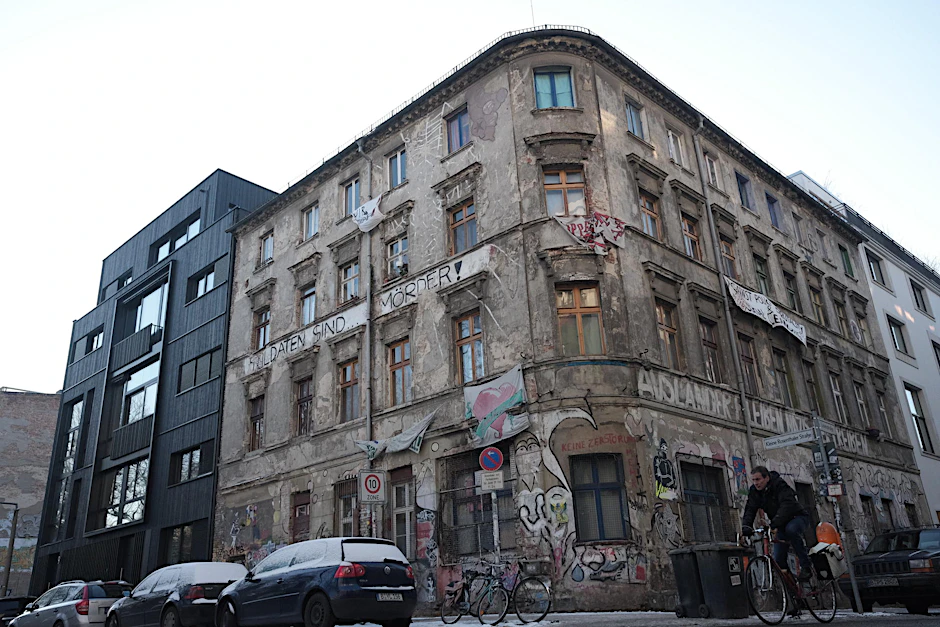 Schwarzes Holz und bröckelnder Putz: Die Häuser wirken, als hätte ein Performance-Künstler den Auftrag gehabt, eine steinerne Metapher für das alte und das neue Berlin zu schaffen.