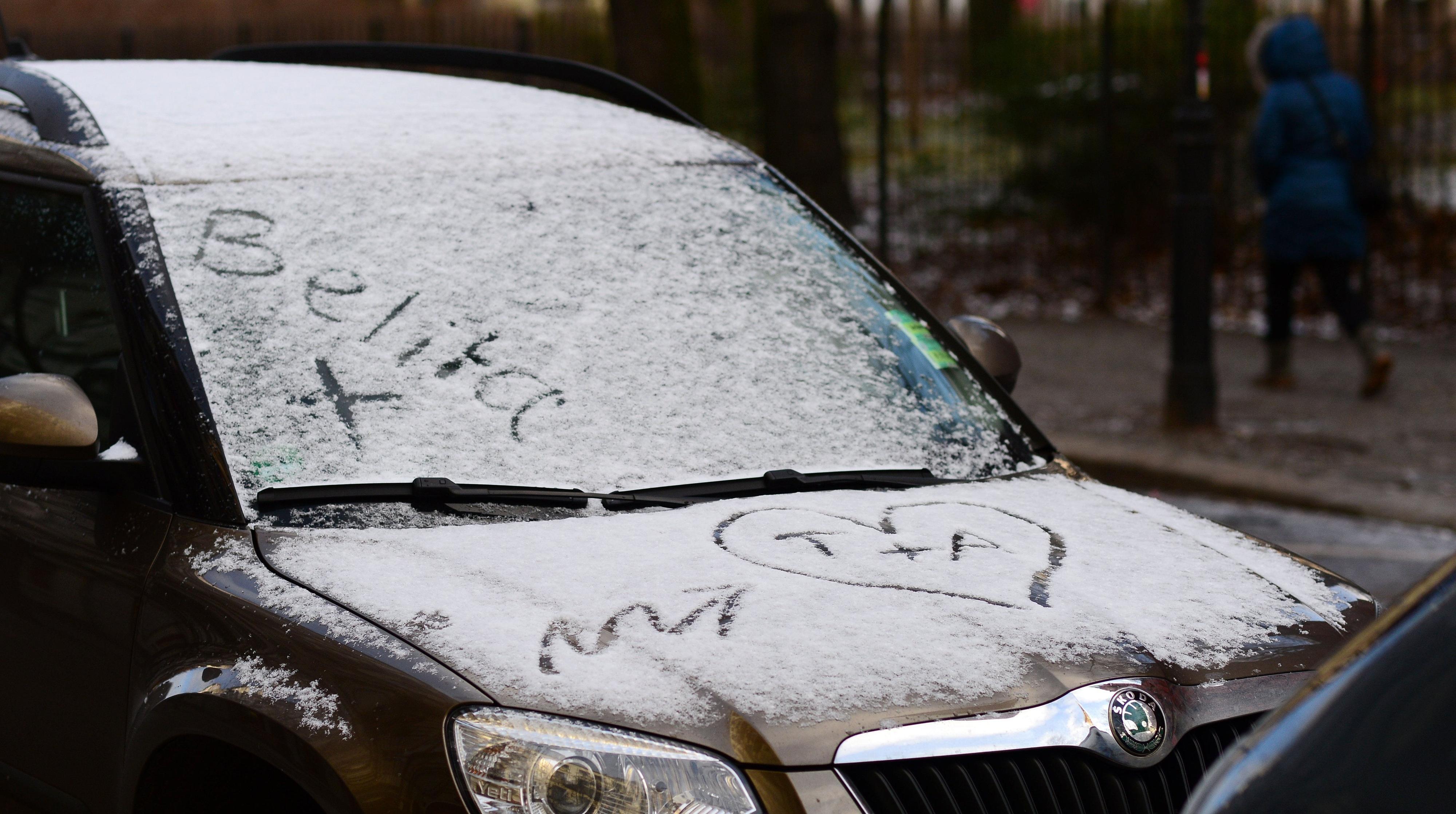 Sobald eine kleine Schneeschicht Autos und Bänke bedeckt, tauchen die ersten gemalten Liebesbotschaften auf.