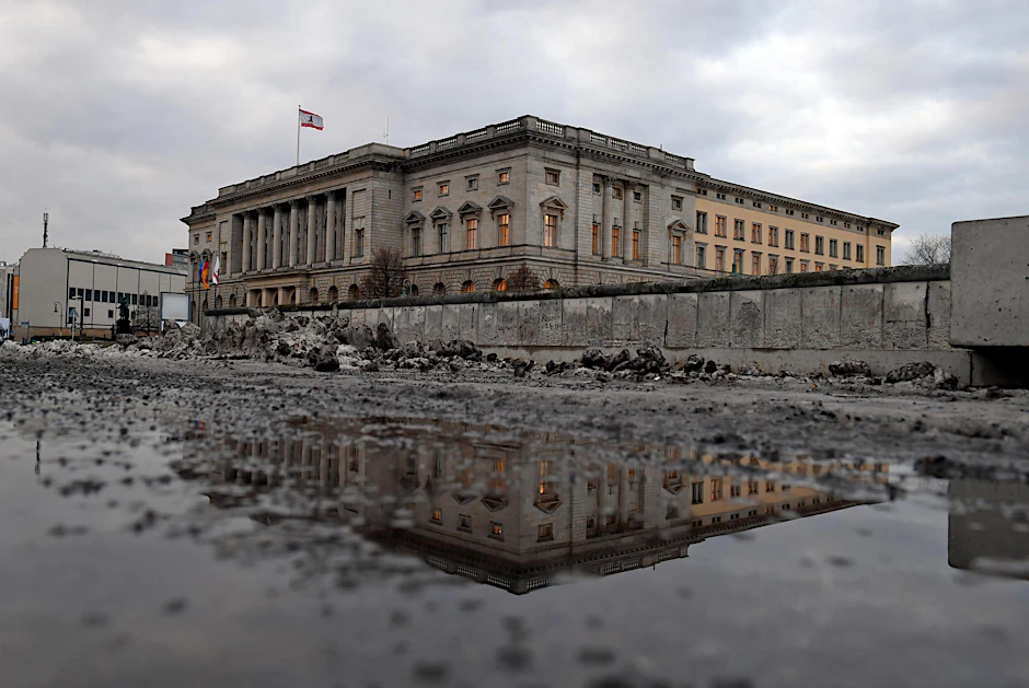 Schneereste tauen am Donnerstag, dem 12. Januar 2017, vor dem Abgeordnetenhaus in Berlin.