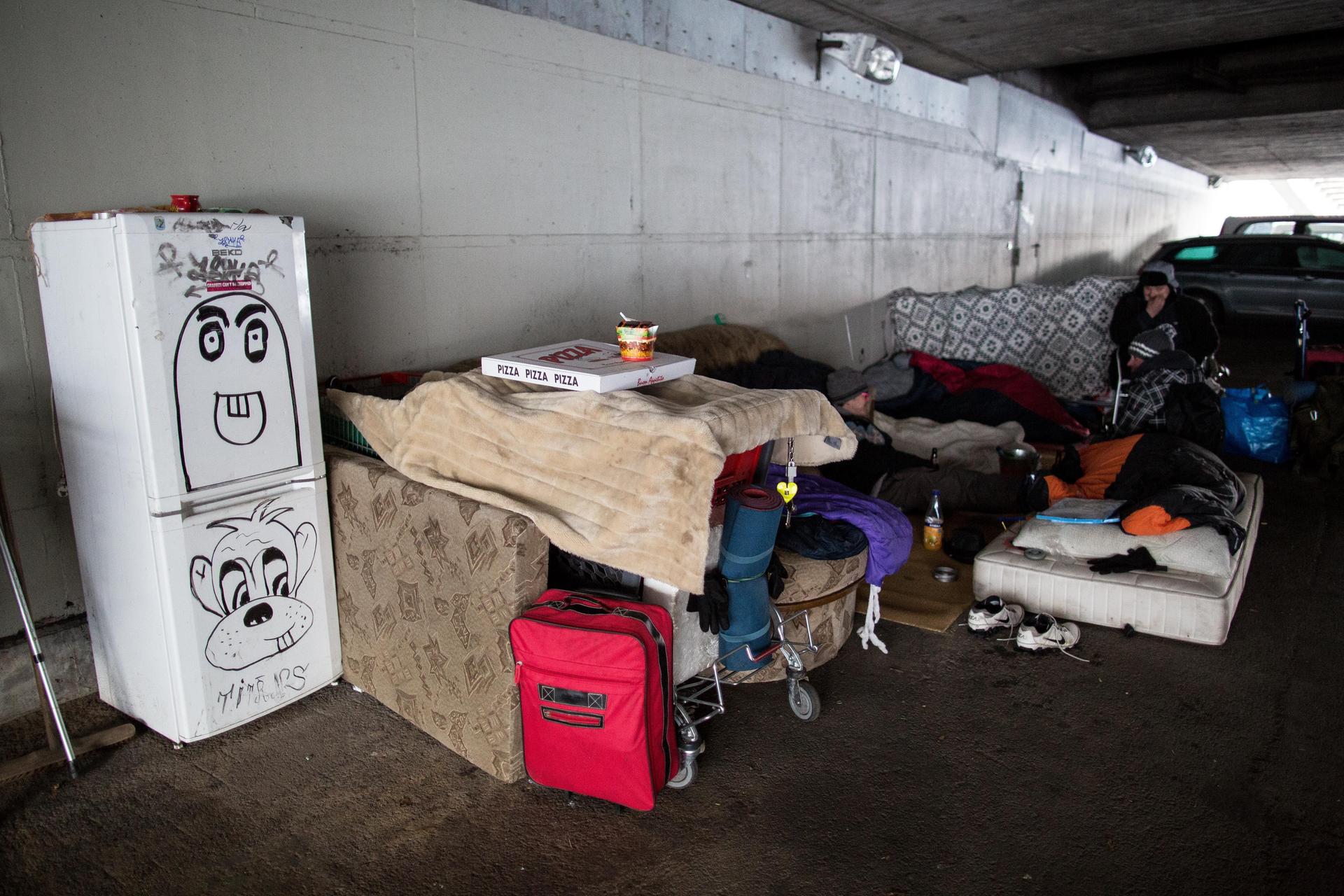 Koffer, ein Sofa, Matratzen: Hier haben sich mehrere Obdachlose eingerichtet.