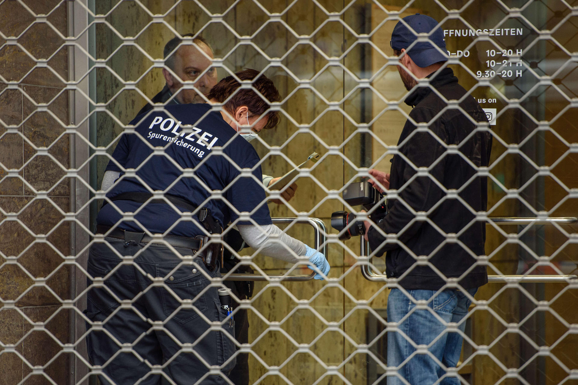 Spuren werden am Tatort gesichert.