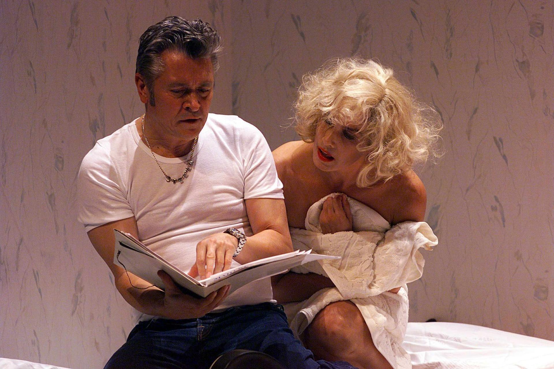 2000: Hübchen als Stanley Kowalski mit Silvia Rieger (Blanche Dubois) in Frank Castorfs Inszenierung von "Endstation Sehnsucht" bei den Salzburger Festspielen.