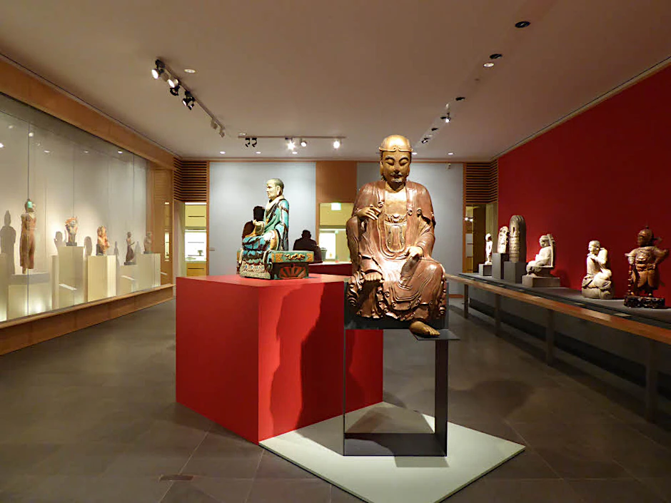 Die Vielfalt der Götter im heutigen China im 2002 nach Plänen Helge Syperecks neu gestalteten Museum für asiatische Kunst.
