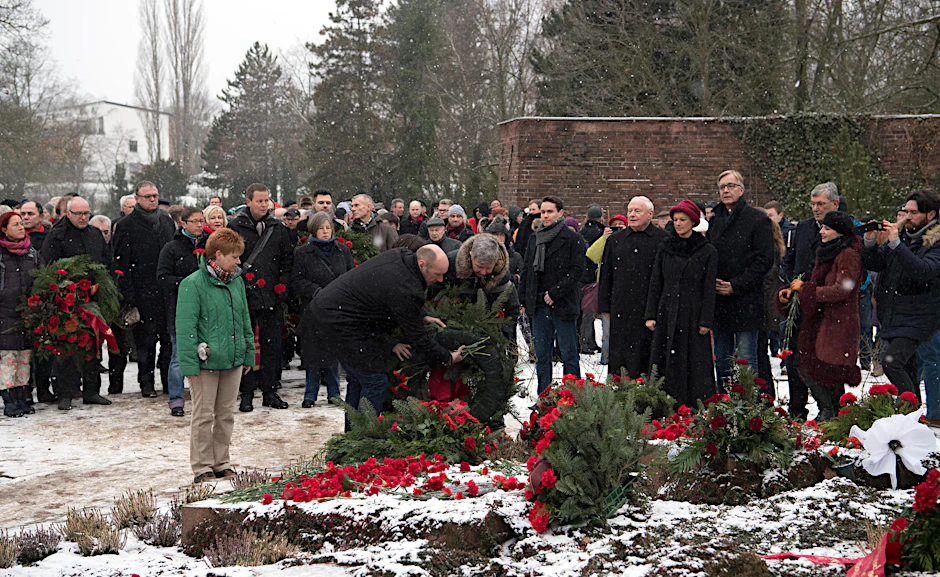 Der Berliner Fraktionsvorsitzende der Linken, Udo Wolf (M) und die Landesvorsitzende Katina Schubert legen am 15.01.2017 an der Gedenkstätte der Sozialisten auf dem Zentralfriedhof Friedrichsfelde in Berlin zum Gedenken an die 1919 ermordeten Kommunistenführer Rosa Luxemburg und Karl Liebknecht einen Kranz nieder.