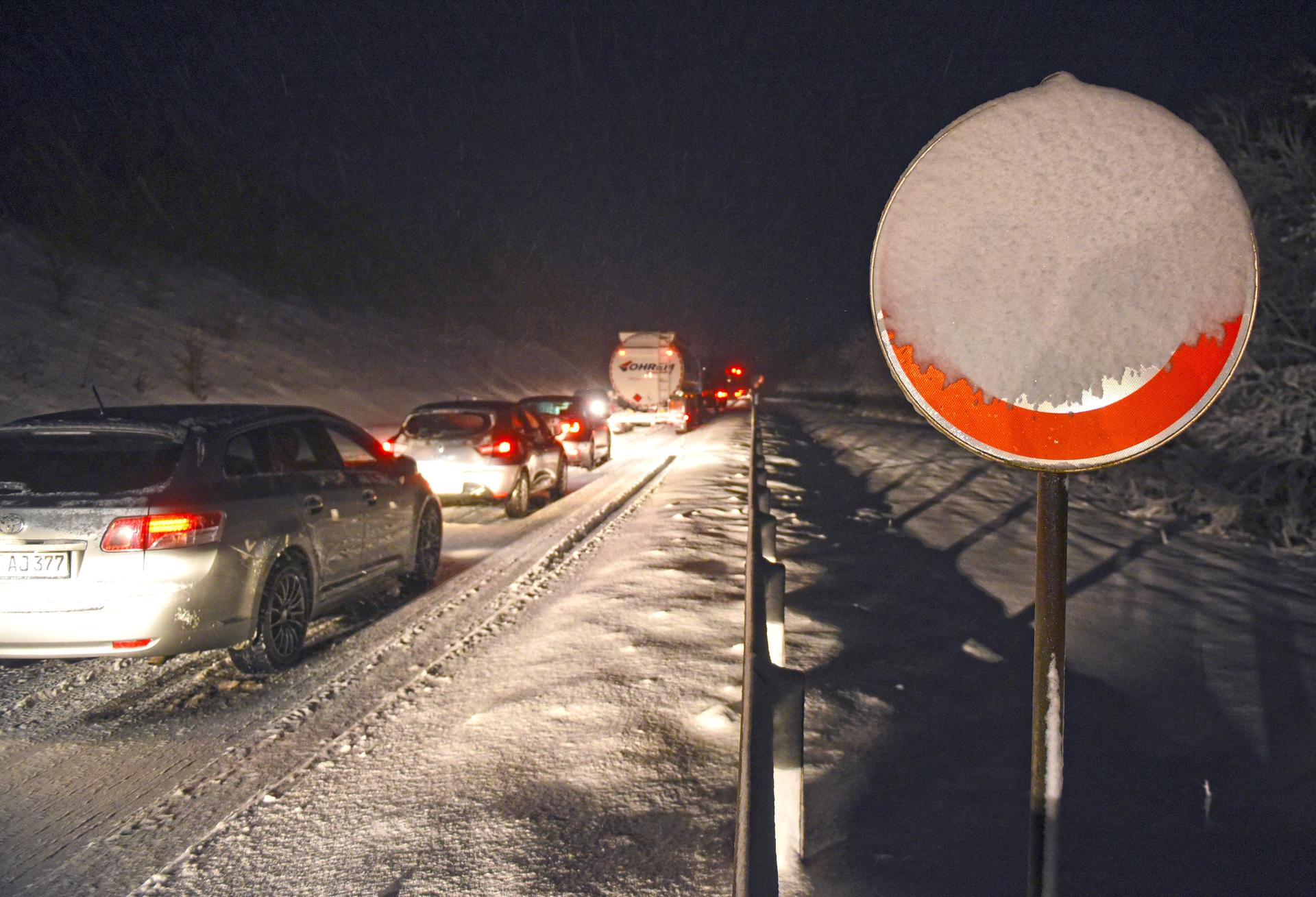 Am Freitag, dem 13. Januar 2017, zieht das Sturmtief "Egon" über Deutschland. In der Nähe von Blankenheim (Nordrhein-Westfalen) wird der Verkehrsfluss wegen starken Schneefällen gestört.