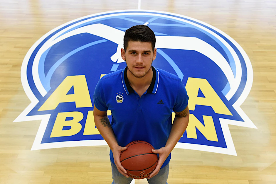 Optimistischer Blick nach oben: Alba-Center Bogdan Radosavljevic.