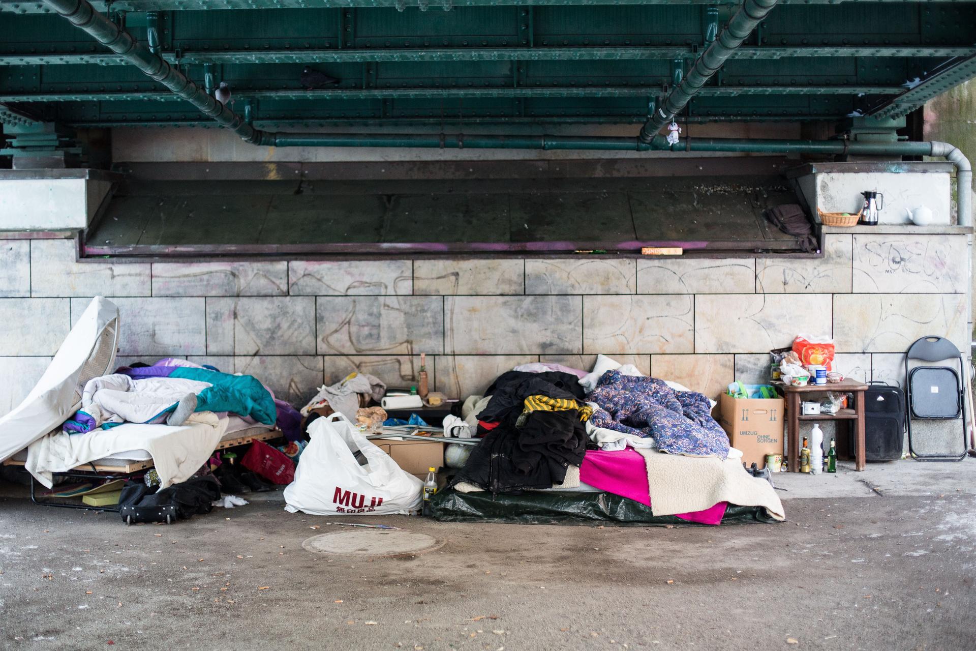 Gleich mehrere Obdachlose haben an der U-Bahn-Station Schönhauser Allee ihr Lager aufgebaut.
