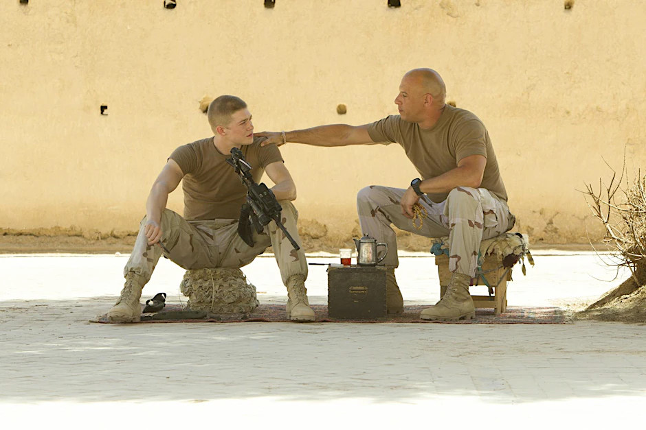 Mit fürsorglicher Strenge kümmert sich Sergeant Shroom (Vin Diesel, r.) um seine Soldaten: Hier ist es Billy Lynn (Joe Alwyn), dem er gut zuredet.