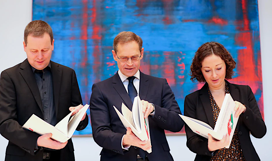 Jetzt haben Klaus Lederer (Linke, l.), Michael Müller (SPD, m.) und Ramona Pop (r., Grüne) einen Plan. Zumindest hatten sie ihn.