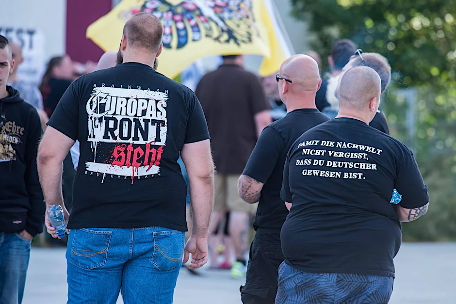 Rechte demonstrieren in Frankfurt Oder gegen die deutsche Flüchtlingspolitik. 