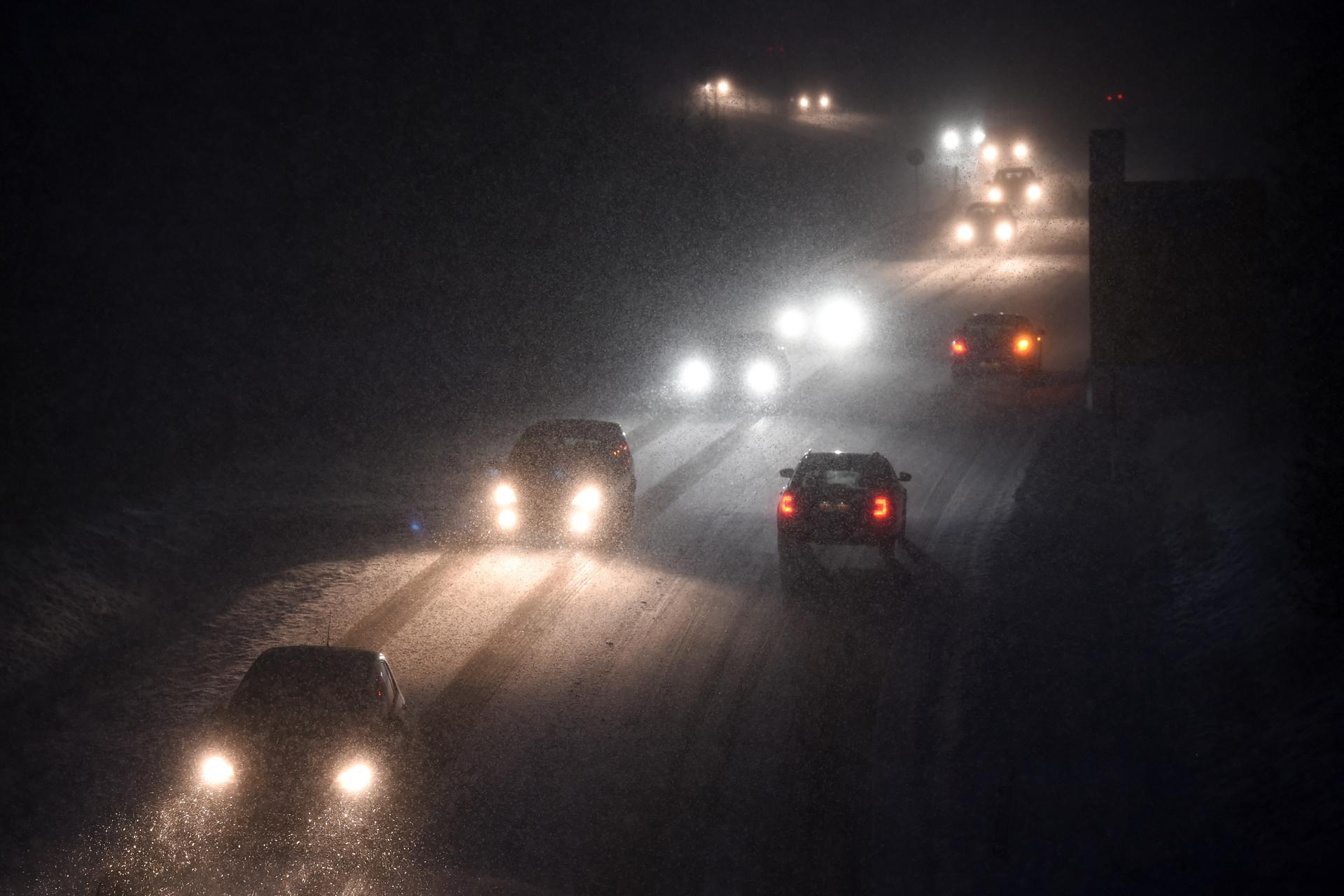 Schneetreiben auf einer Bundesstraße bei Oelshausen in Hessen.