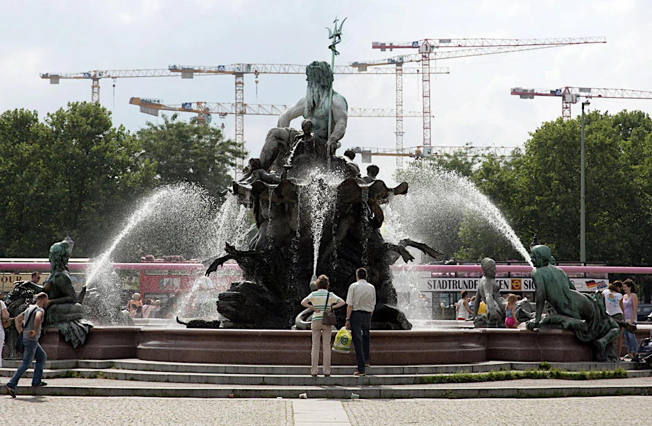 Der Neptunbrunnen steht noch auf dem Platz vor dem Roten Rathaus.