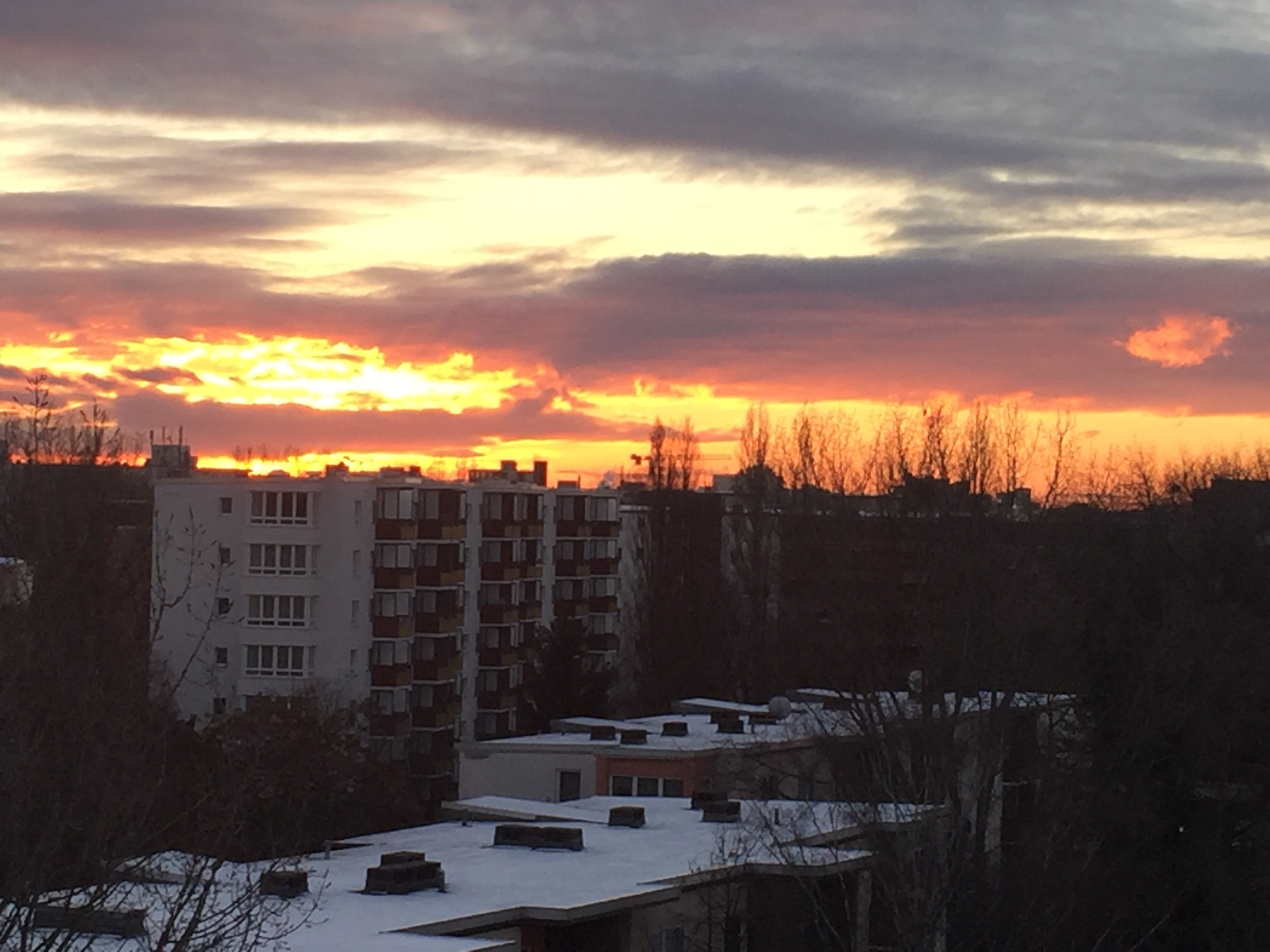 Ach wunderschöne Sonnenaufgänge sind in der klaren Luft zu beobachten - so wie hier am Himmel über Kreuzberg.