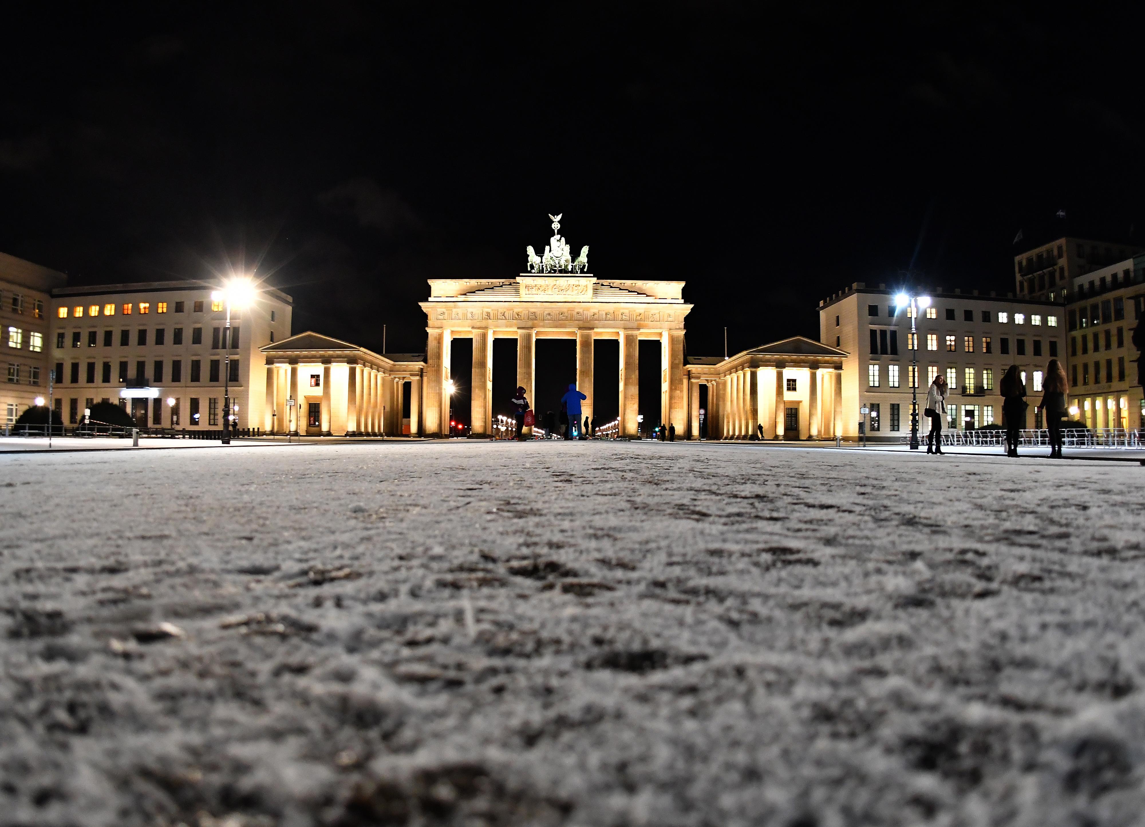 Richtig romantisch sieht der Pariser Platz mit dem Brandenburger Tor im Neuschnee aus.