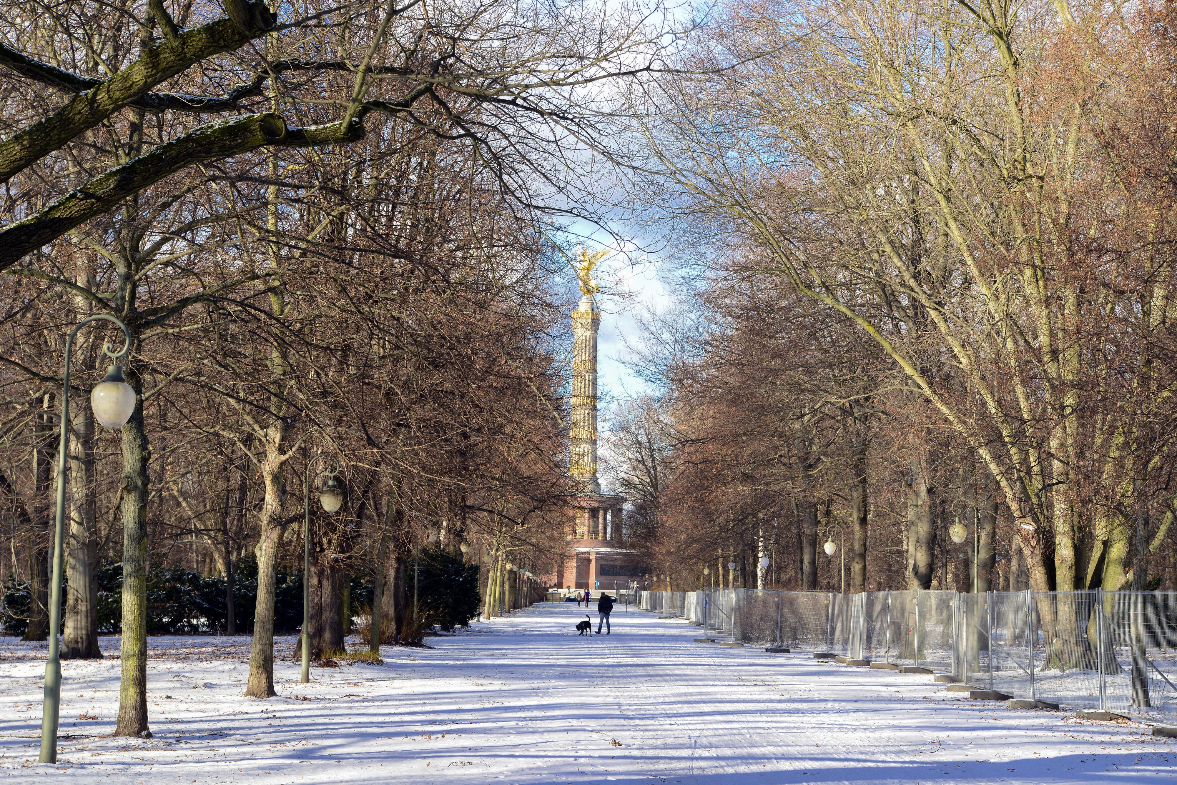 Die Siegessäule bei Schnee und Sonnenschein.