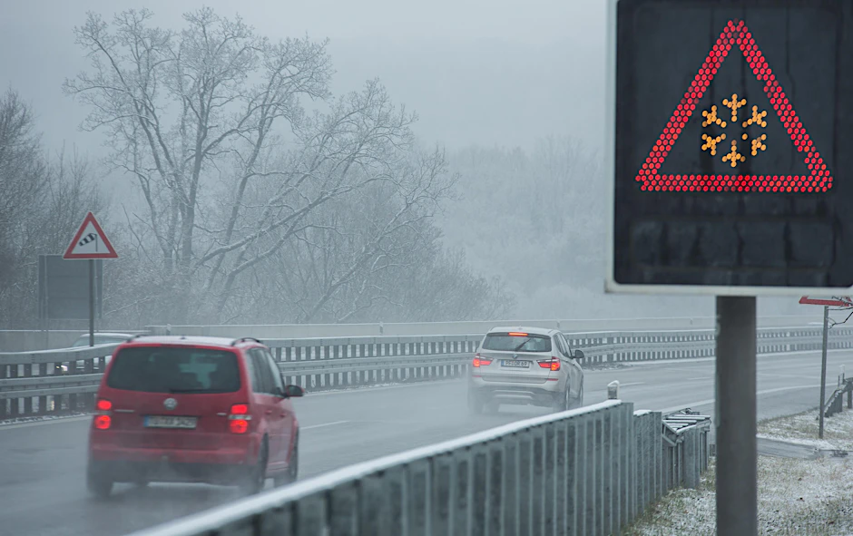 Der Deutsche Wetterdienst (DWD) warnt vor extremer Glätte auf den Straßen.
