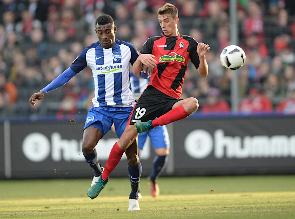 Salomon Kalou (l.) von Berlin und Janik Haberer (r.) geben ihr Bestes, doch Hertha unterliegt dem SC Freiburg 2:1. 
