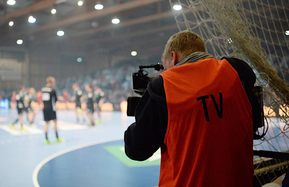 Für die Handball-Bewegtbilder sind immer noch Aufnahmen in der Halle nötig.