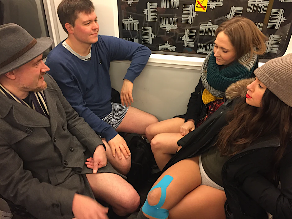 Die Teilnehmer des "No Pants Subway Ride" trafen sich am U-Bahnhof Frankfurter Allee und fuhren von dort aus in mehreren Gruppen durch Berlin.