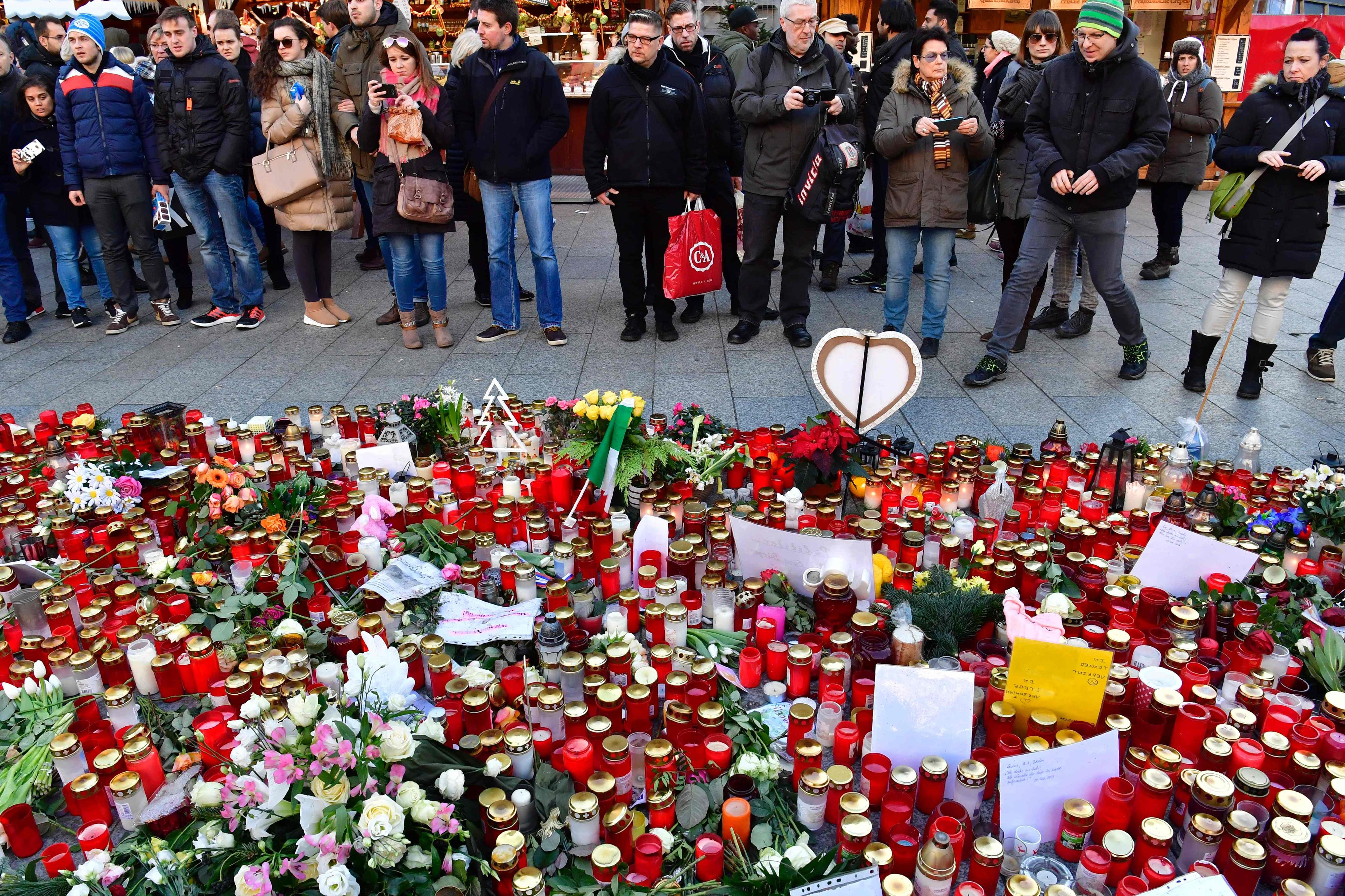 Nach Dem Anschlag Am Breitscheidplatz In Berlin Erinnert Ein Meer Aus ...