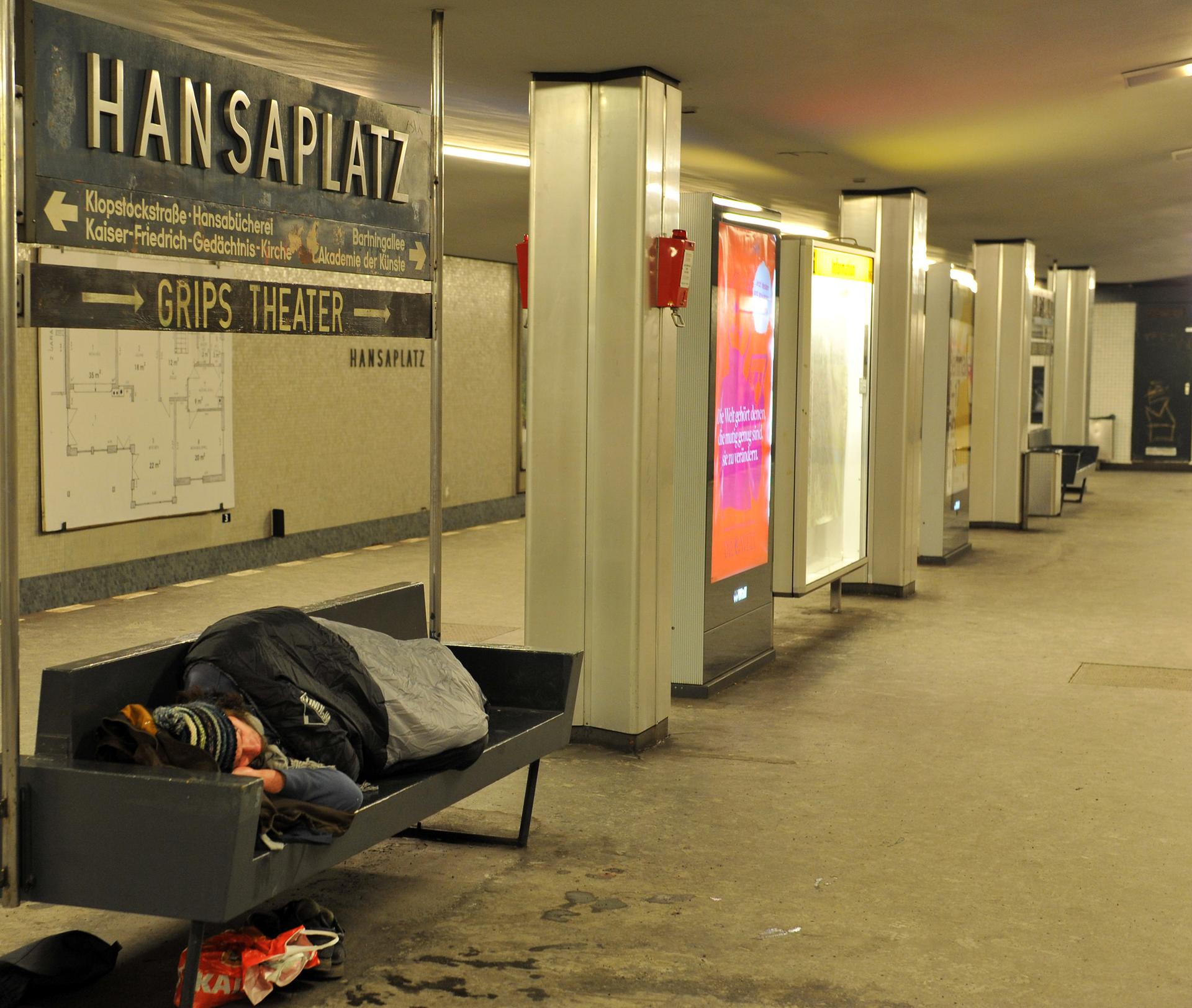 Ein Obdachloser liegt auf einer Bank in der U-Bahnstation am Hansaplatz. Auf der Flucht vor klirrender Kälte suchen Obdachlose in den eisigen Wintertagen verstärkt nach Schutz.