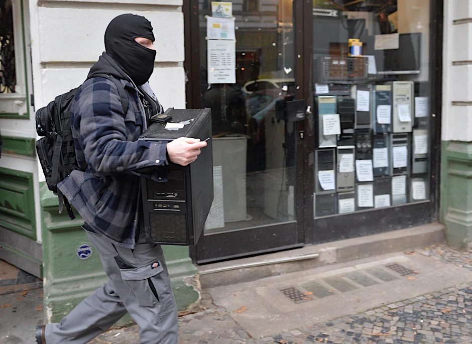 Ein Polizist trägt einen Computer aus einem Haus in der Wittstocker Straße in Berlin Moabit. Die Razzia war Teil einer bundesweiten Aktion die sich gegen sogenannte Reichsbürger richtete.