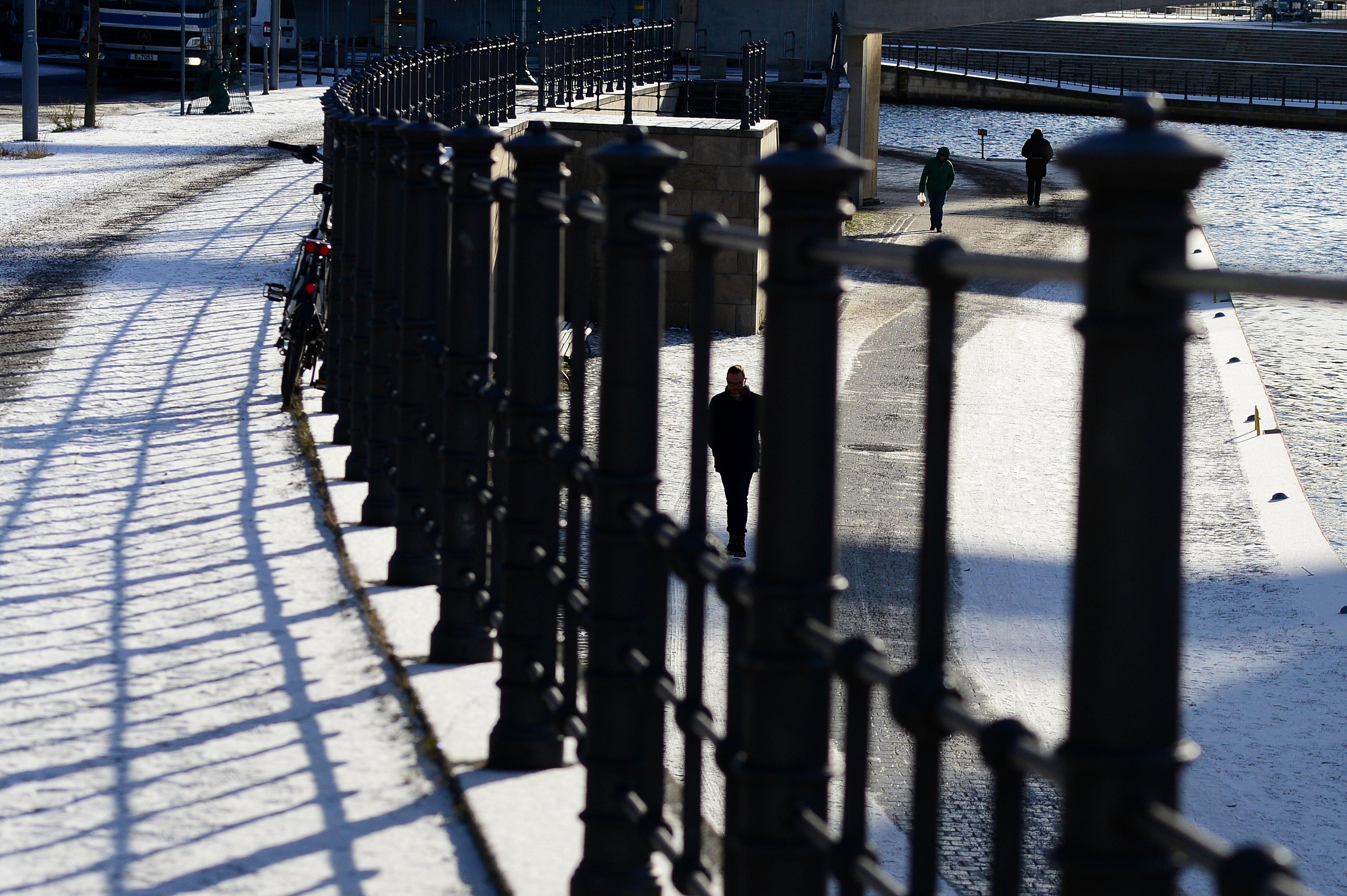 Es ist zwar kalt, doch bei Sonnenschein ist das Wetter für einen kleinen, romantischen Winterspaziergang an der Spree ideal.