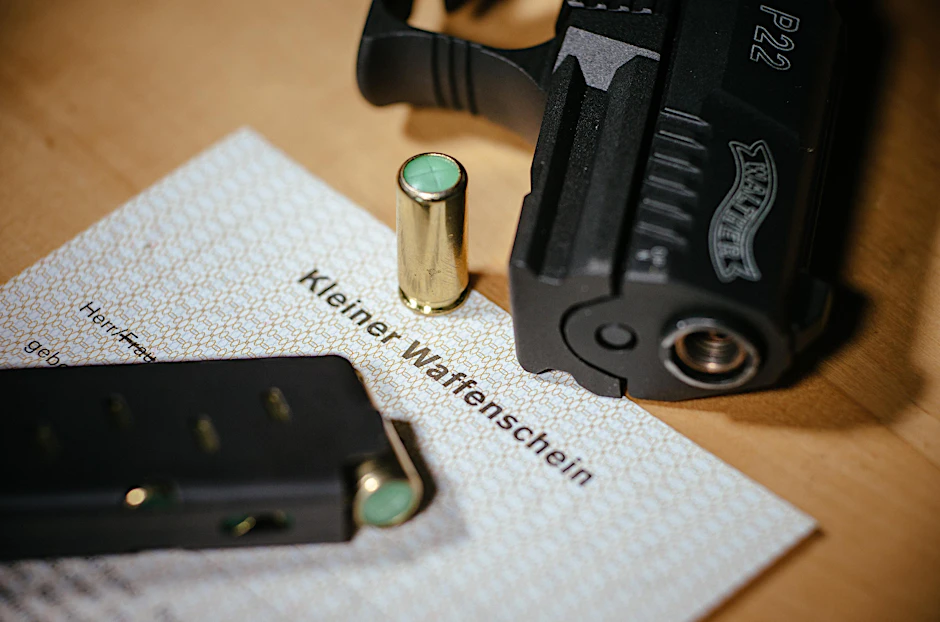 Für Reizgas, Schreckschuss- und Signalwaffen braucht man einen kleinen Waffenschein.