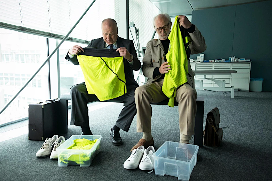 Thomas Thieme als ominöser Kredithai Locke (l.) und Michael Gwisdek als trotteliger Techniker Jaecki in der Stasi-Satire "Kundschafter des Friedens".