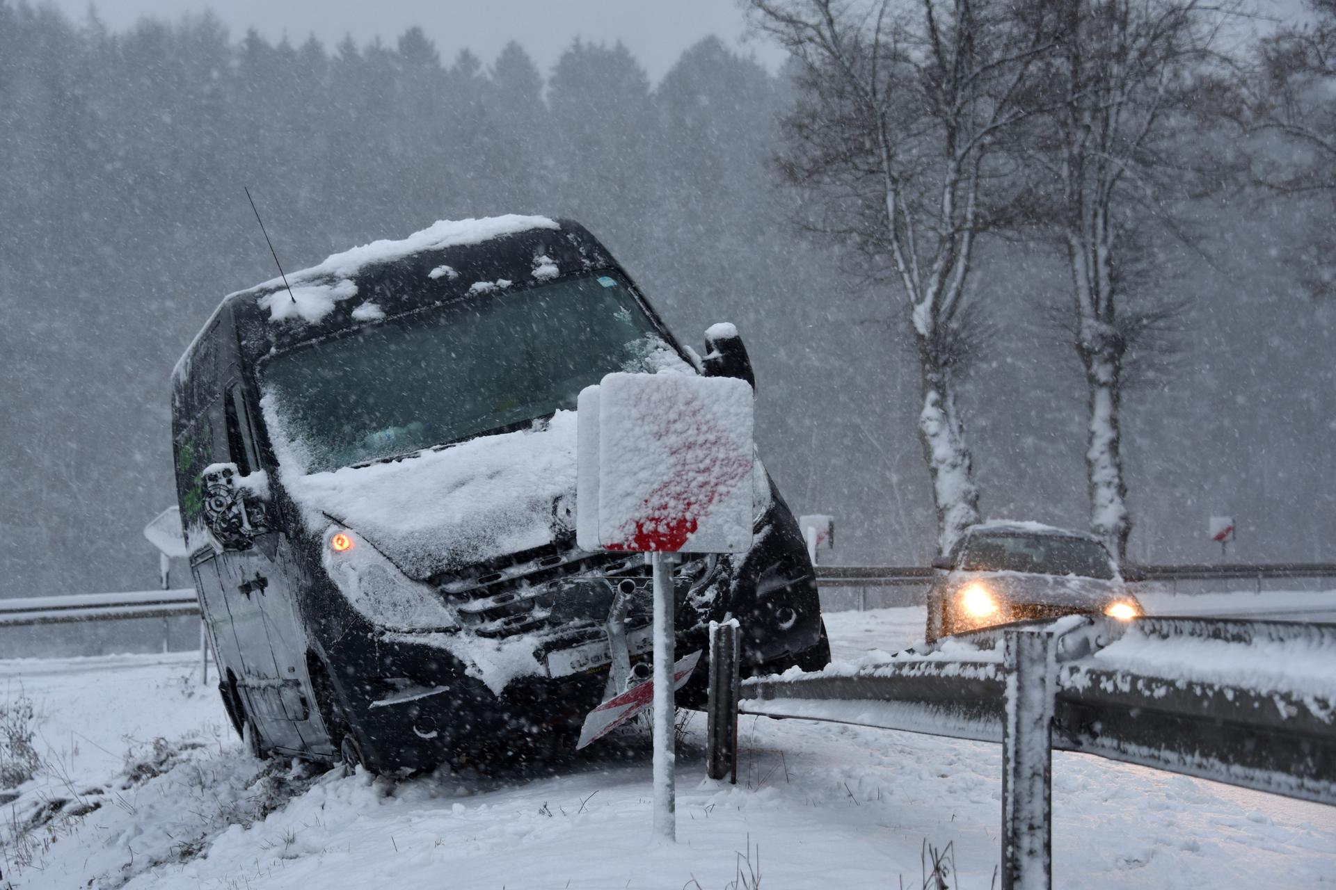 Ein Kleintransporter kommt auf der Bundesstraße bei Mengeringhausen (Hessen) auf der Leitplanke zum Stehen.