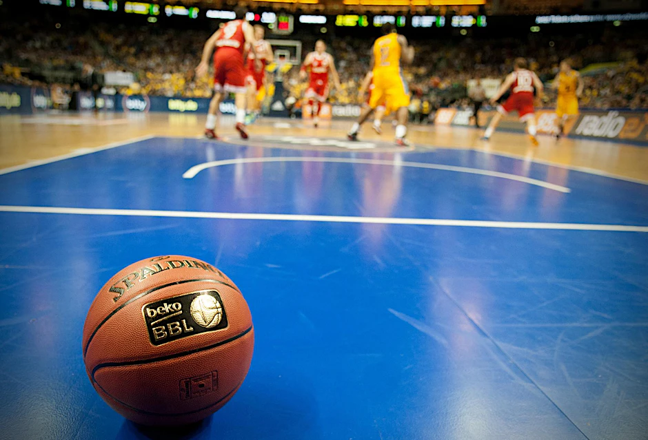 Ein Basketball liegt während eines Alba-Berlin-Spiels im Seitenaus.