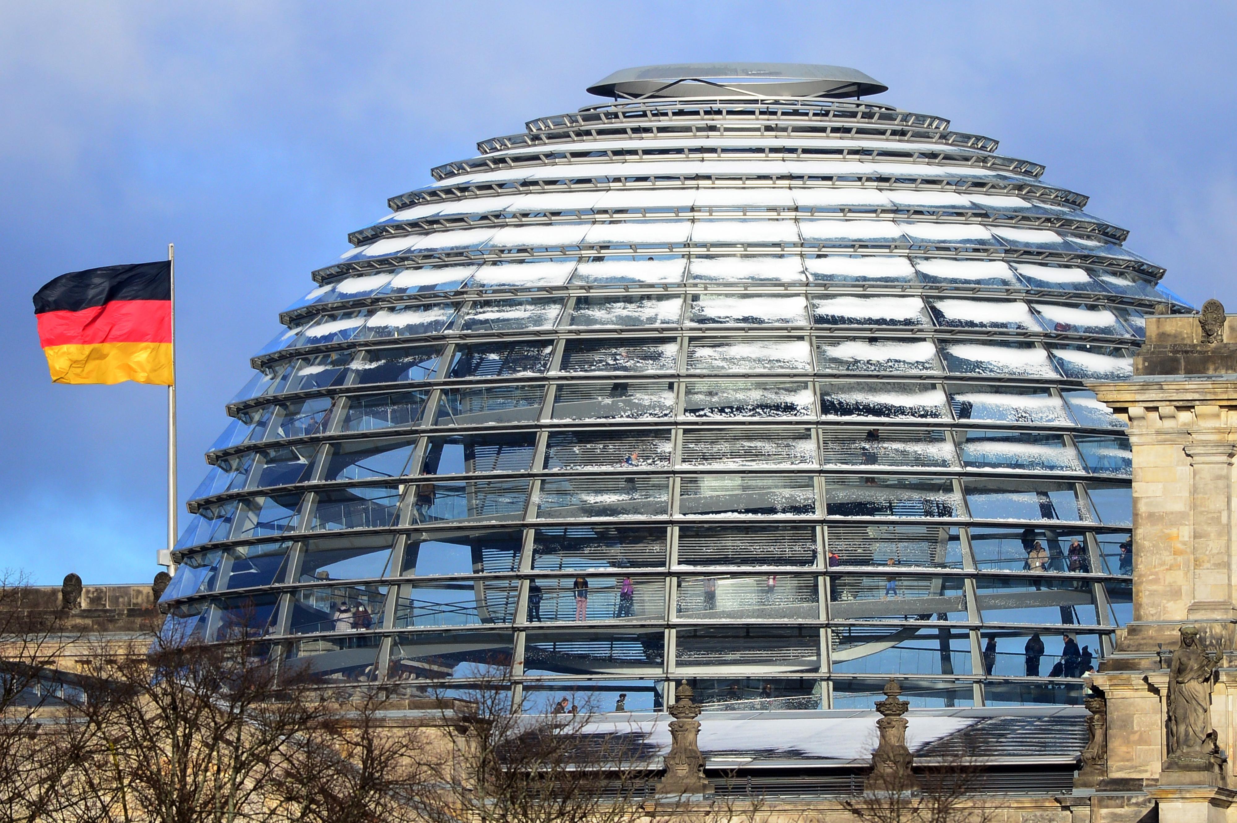 Und auch die Reichstagskuppel ist schneebedeckt.