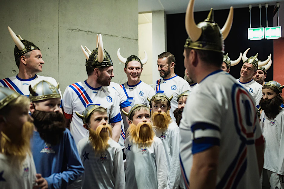 Wer Hörner trägt, sollte Barthaar haben: Nach ihrem Premierenbesuch wollen Islands Fußball-Legenden im kommenden Jahr unbedingt wieder in Berlin antreten.