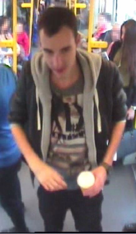Bild aus der Überwachungskamera in der U-Bahn: Die Berliner Polizei sucht diesen Mann wegen versuchten Raubes.