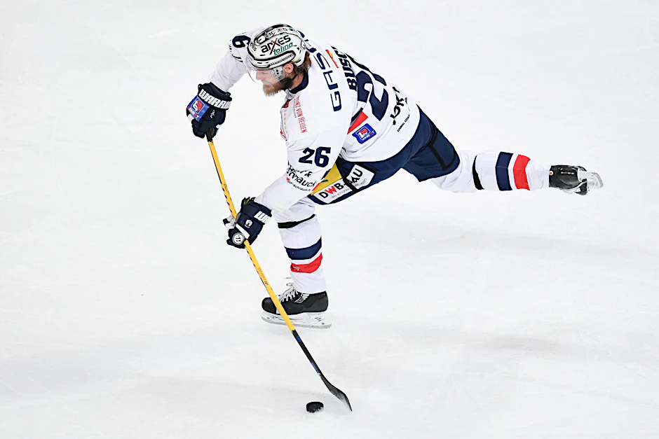 Berlins Florian Busch spielt den Puck.