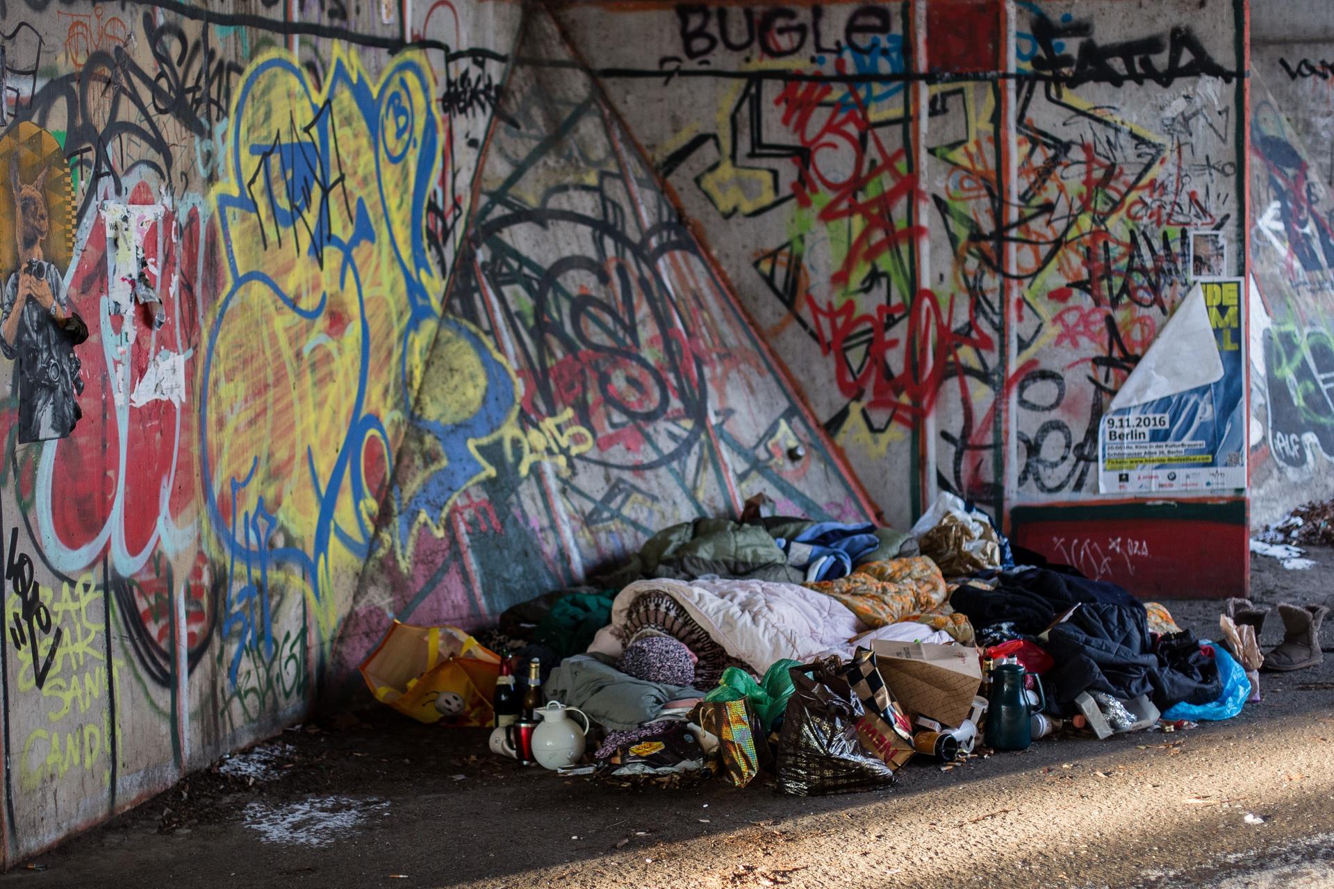 Die Fotografin Maja Hitij hat das Leid der Obdachlosen in Berlin dokumentiert. Je nach Quelle und Definition leben in Berlin 3000 bis 10.000 Menschen auf der Straße. Hitij hat einige besucht - wie diese Frau, die gut eingepackt unter einer Brücke schläft.