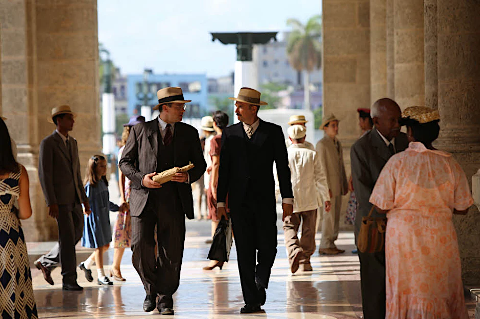 Rodolfo (Carlos Leal, r.) bietet Richard (Ronald Zehrfeld, l.) Arbeit an.
