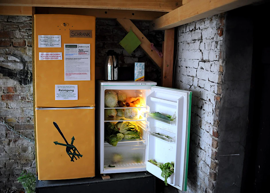 Ein öffentlicher Kühlschrank in einem Fahrradunterstand in der Malmöerstraße in Berlin.